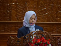 Hj. Mulyana Bacakan Pandangan Akhir Fraksi AKB Terhadap Raperda APBD Perubahan 2023