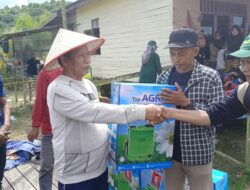 Tingkatkan Produktivitas Pertanian, Kidang Serahkan Alat Semprot saat Panen Perdana Padi di Tepian Langsat