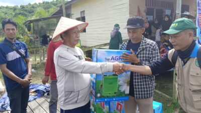 Tingkatkan Produktivitas Pertanian, Kidang Serahkan Alat Semprot saat Panen Perdana Padi di Tepian Langsat