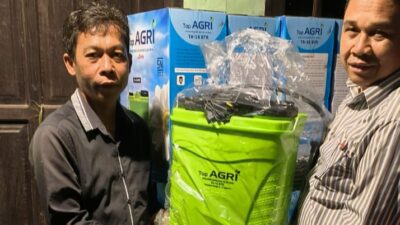 Serahkan Tangki Semprot, Joni Dorong Kesejahteraan Petani di Desa Rantau Makmur