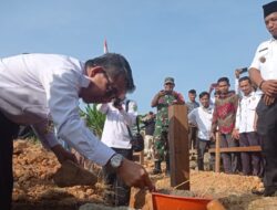 Kunker ke Longmes, Ardiansyah Didaulat Jadi Peletak Batu Pertama Pembangunan Kantor Desa