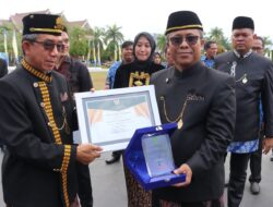 Perumdam Kutim Terima 2 Penghargaan dari Bupati di HUT 24 Kutim