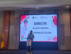 Andi Harun Serahkan  Piagam Penghargaan Penyelenggara Donor Darah Terbanyak Tahun 2023