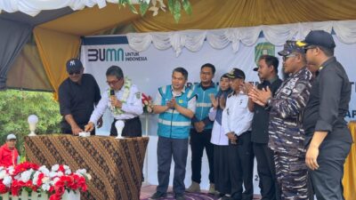 Bupati Kutim Resmikan Nyala Listrik 24 Jam di Desa Persiapan Sekurau Atas