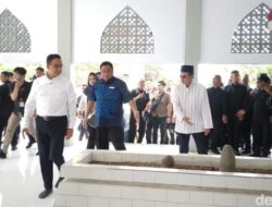 Anies Ziarah ke Makam Nani Wartabone di Gorontalo Diteriaki Presiden