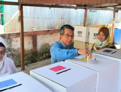 Momen Bupati Kutim dan Istri Salurkan Hak Suara di TPS 143, Mengantri Bersama Warga