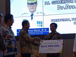 Pj Gubernur Kaltim Didampingi Ardiansyah Serahkan Seabrek Bantuan Untuk Warga Kutim