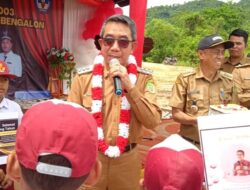 Bupati Kutim Dikejutkan Apresiasi Hari Ultah Saat Resmikan Gedung SDN 003 Bengalon