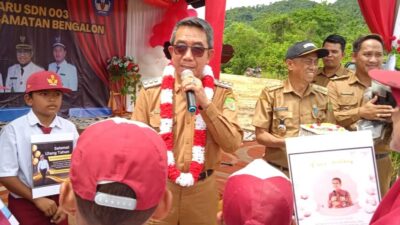 Bupati Kutim Dikejutkan Apresiasi Hari Ultah Saat Resmikan Gedung SDN 003 Bengalon