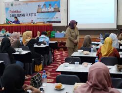 Pelatihan Daur Ulang Sampah Plastik Bantu Warga Hasilkaan Produk Bernilai Jual