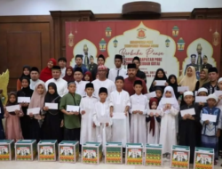 Bupati Bagikan Ratusan Paket Bingkisan Kepada Masyarakat di Bulan Suci Ramadhan