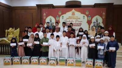 Bupati Bagikan Ratusan Paket Bingkisan Kepada Masyarakat di Bulan Suci Ramadhan