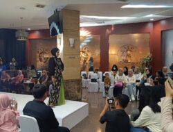 Dukung Pemuda Kreatif,  Dispora Kutim Hadirkan Pelatihan Membatik dan Fashion Show 