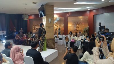 Dukung Pemuda Kreatif,  Dispora Kutim Hadirkan Pelatihan Membatik dan Fashion Show 