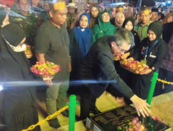 Bupati dan Ketua TP PKK Tabur Bunga di Tugu Pejuang Saat Penutupan HUT Desa Teluk Pandan