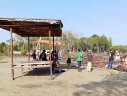 Merawat Lingkungan, UPT Kebersihan Sangatta Utara Bersihkan Pantai Teluk Lingga
