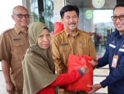 Sebanyak 803 Paket Bapokting Dari SKK Migas Diserahkan Pemkab Kukar ke Petugas Kebersihan