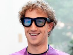 Zuckerberg Ramal Kacamata Pintar Bakal Jadi Pesaing Smartphone
