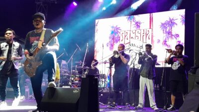 Penampilan Band Saint Loco yang digelar di halaman parkir Kopi Kai Sangatta (Istimewa).