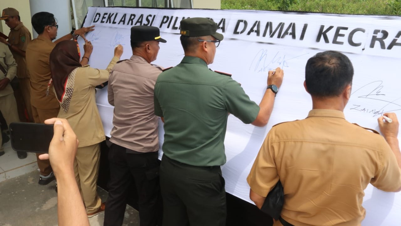 js Bupati Kutim Agus Hari Kesuma bersama Forkopimcam,Kepala Desa serta perangkat desa se Kecamatan Rantau Pulung menandatangani Deklarasi Pilkada Damai (Istimewa).
