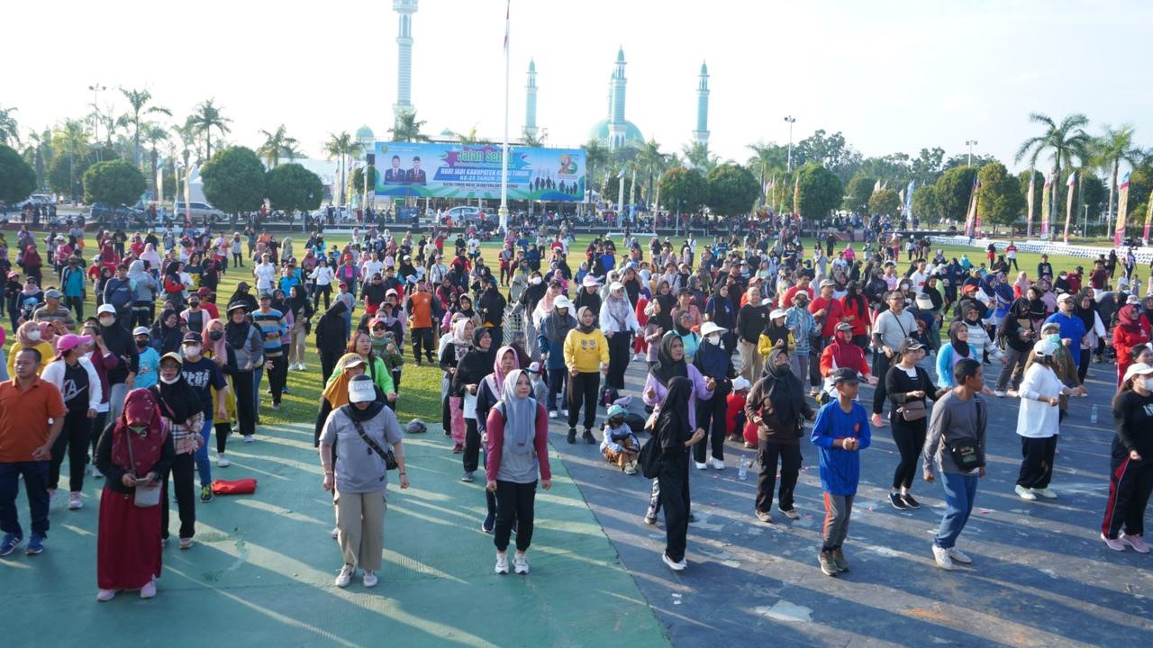 Pjs Bupati Kutai Timur, HM Agus Hari Kesuma, saat melepas jalan sehat HUT ke ke-25 Kabupaten Kutim (Istimewa)