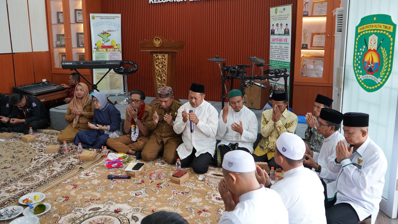 Suasana khataman Quran di lobi Kantor DPPKB Kutai Timur (Istimewa).