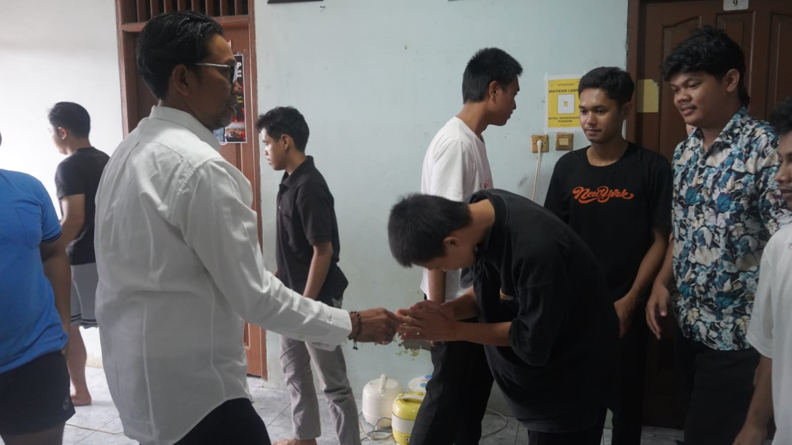 Pjs Bupati Kutim kunjungan ke asrama mahasiswa Kutim (Istimewa).