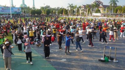 Suasana kegiatan senam dan jalan sehat menyemarakkan HUT ke-25 Kutim (Istimewa).