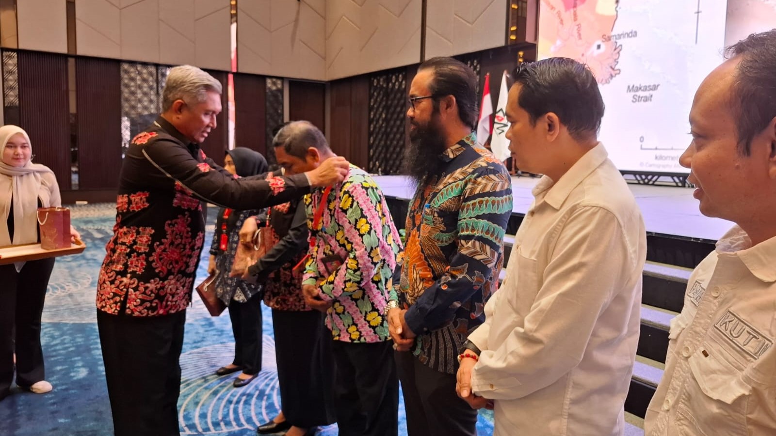 Seskab Kutim Rizali Hadi membuka Bimtek Kapasitas Administrasi Pertanahan dan penyematan id card peserta (Istimewa)