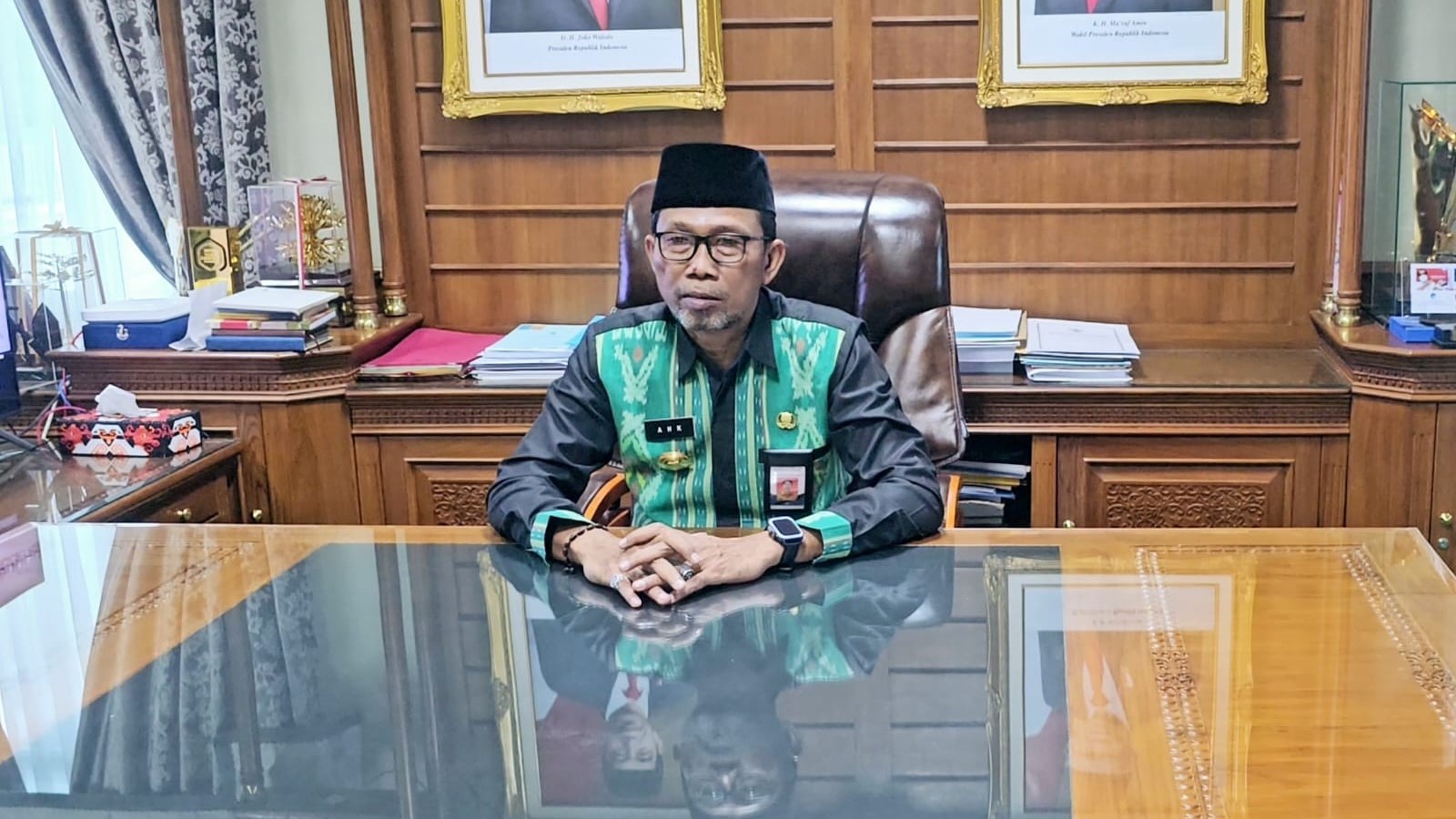 Pjs Bupati Kutim tampil dengan Batik Kutim (Istimewa)