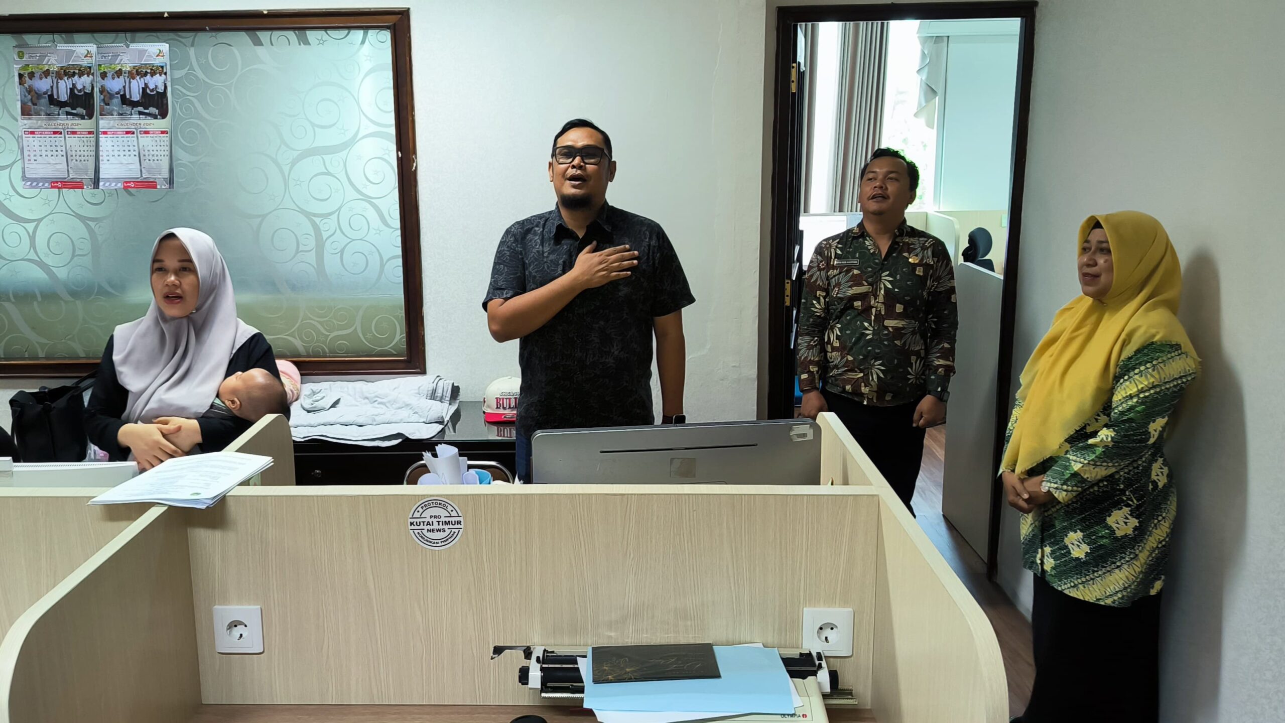 Pegawai Pemkab Kutim Menyanyikan Lagu Kebangsaan (Istimewa).
