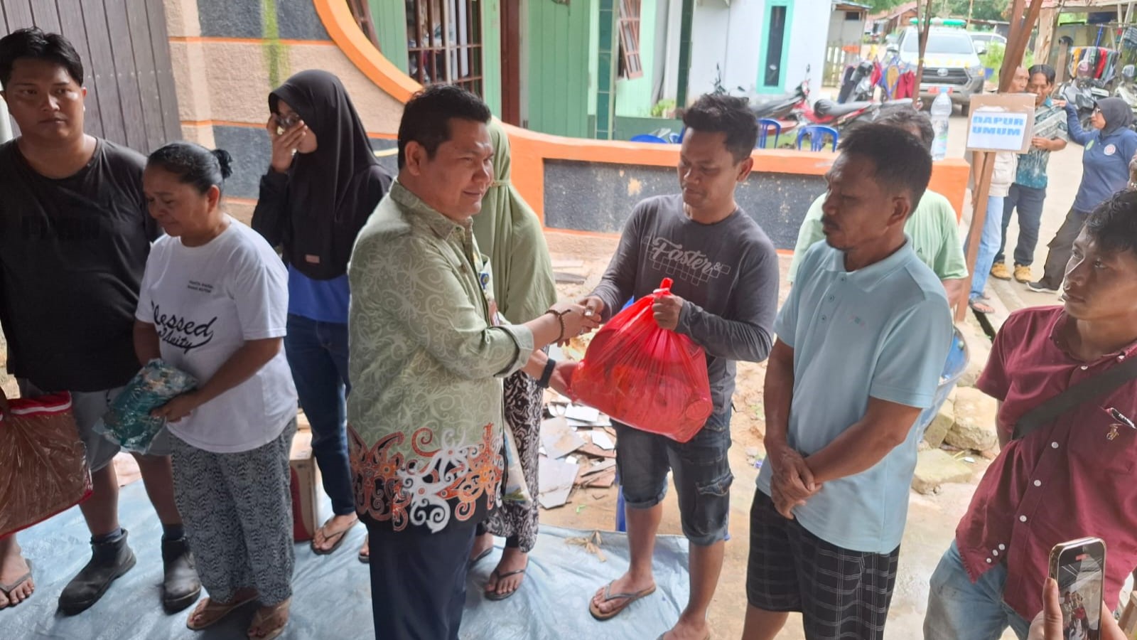 Momen penyerahan bantuan dari Dinsos Kutim untuk korban kebakaran (Istimewa)