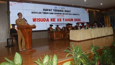 Pjs Bupati Kutim Agus Hari Kesuma saat menghadiri kegiatan Wisuda XIII STIENUS (Istimewa).