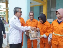 Bupati Kutim Apresiasi Petugas Kebersihan Jaga Lingkungan Nyaman dan Asri