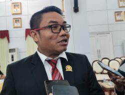 Guntur Soroti Jalan Rusak Kukar: “Karena Daerah Rawa, Harusnya Disemen, Bukan Diaspal”