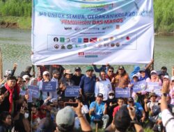 WALHI Gandeng Puluhan Lembaga Tanam Pohon di Maros Pulihkan Bantaran Sungai Leko Pancing