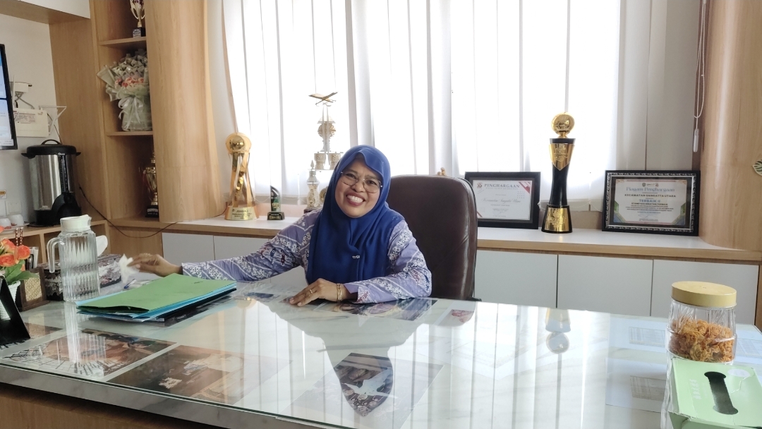Camat Sangatta Utara, Hasdiah Dohi, saat diwawancara di ruang kerjanya pada Jumat (21/11/2025).