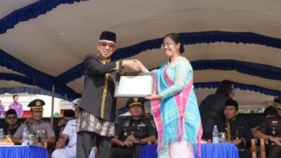 Sri Lasri Yohana Situmeang saat mendapatkan penghargaan dari Bupati Kutim Ardiansyah Sulaiman