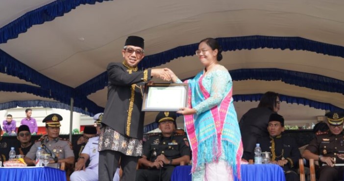 Sri Lasri Yohana Situmeang saat mendapatkan penghargaan dari Bupati Kutim Ardiansyah Sulaiman