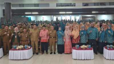 Seminar keluarga bertema “Sinergi Ayah-Ibu Mewujudkan Pengasuhan Berkualitas untuk Kutim Hebat”, di Ruang Akasia GSG Bukit Pelangi, Senin (24/11/2025)