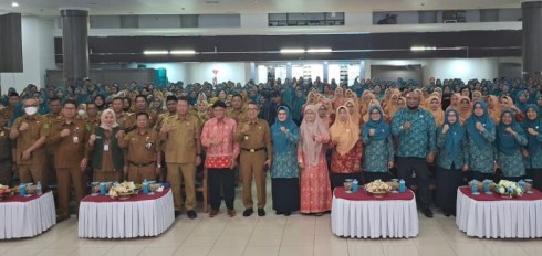 Seminar keluarga bertema “Sinergi Ayah-Ibu Mewujudkan Pengasuhan Berkualitas untuk Kutim Hebat”, di Ruang Akasia GSG Bukit Pelangi, Senin (24/11/2025)