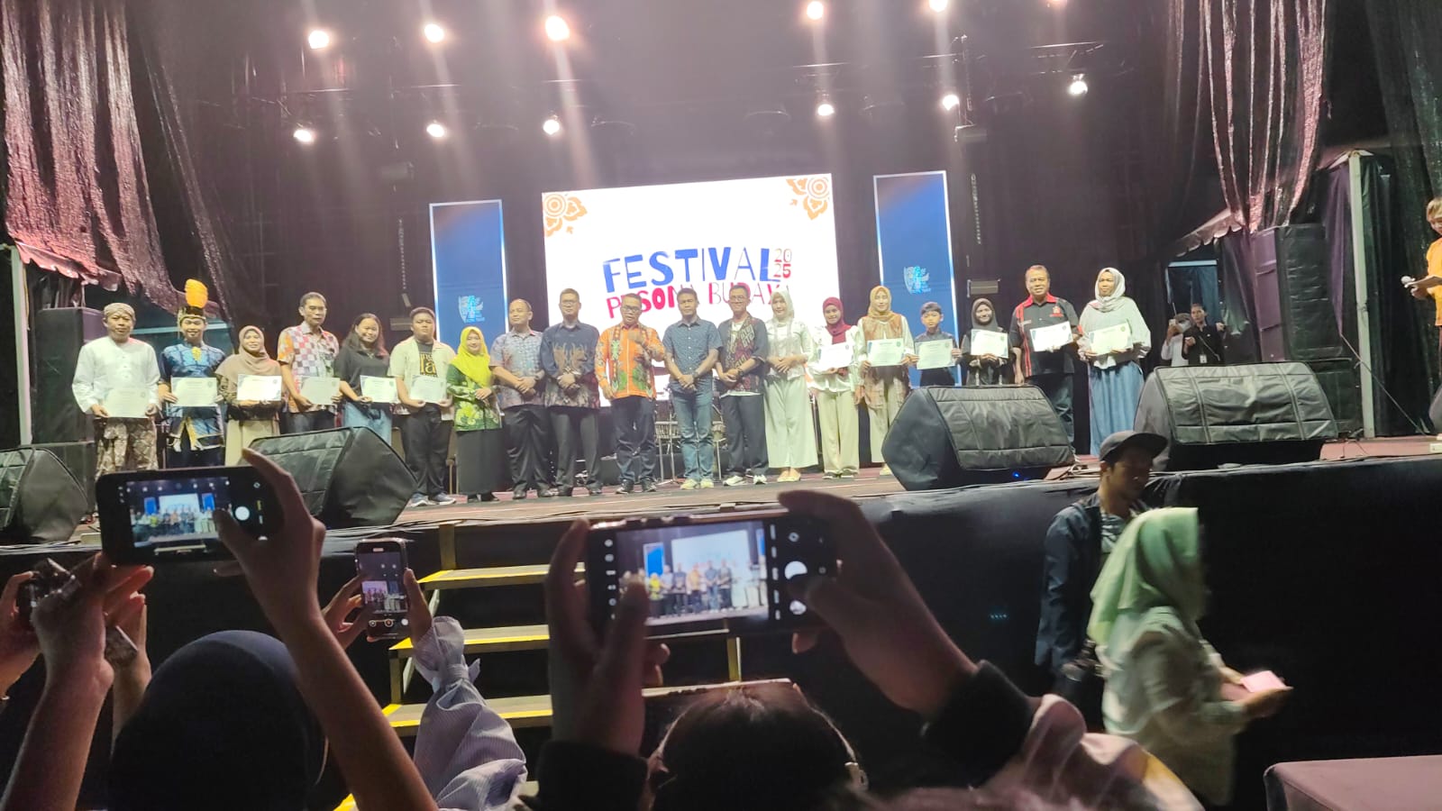 Suasana pembukaan Festival Pesona Budaya Kutim 2025, Jumat (21/11/2025)