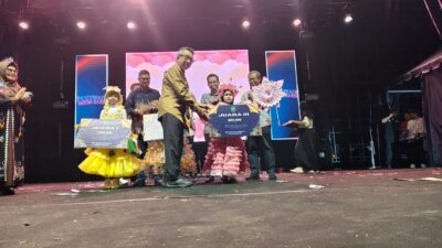 Bupati Kutai Timur, Ardiansyah Sulaiman saat memberikan penghargaan kepada pemenang fahionshow di Festival Pesona Budaya Kutai Timur 2025
