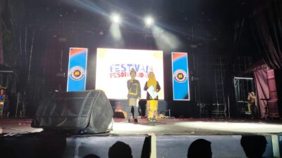 Zuhud Fauzi Abror dan Nur Riska Hidayatsah Aulia saat membaca Tarsul di acara penutupan Festival Pesona Budaya Kutai Timur 2025 Minggu (23/11/2025)