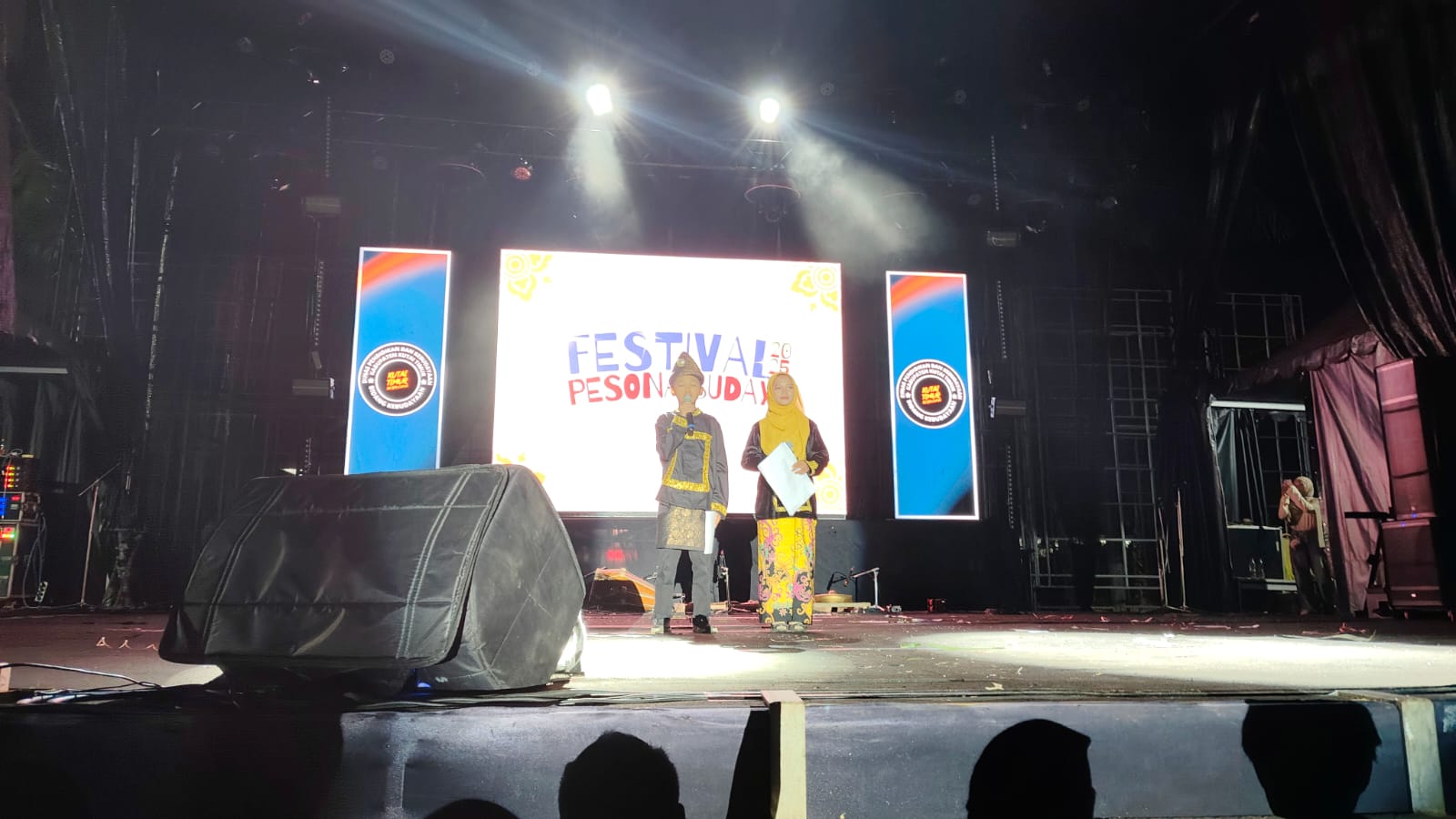 Zuhud Fauzi Abror dan Nur Riska Hidayatsah Aulia saat membaca Tarsul di acara penutupan Festival Pesona Budaya Kutai Timur 2025 Minggu (23/11/2025)