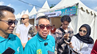 Bupati Kutai Timur Ardiansyah Sulaiman di dampingi Plt Kepala Dinas Kesehatan Kutim, Sumarno